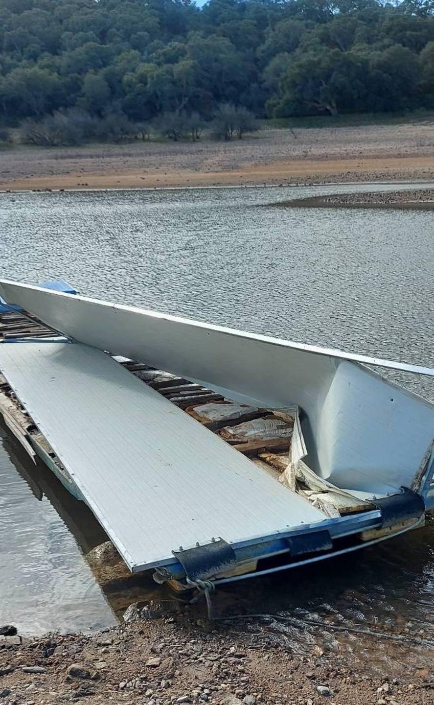 Il vento porta via barche e pontile 
