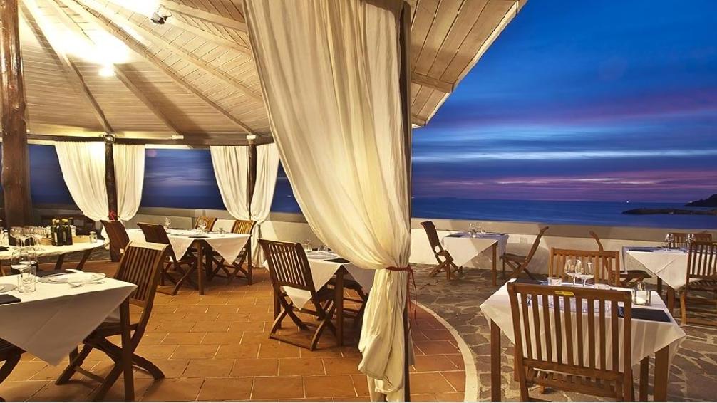 Al lavoro a picco sul mare: il ristorante di Quercianella Ai Paolieri cerca 6 addetti
