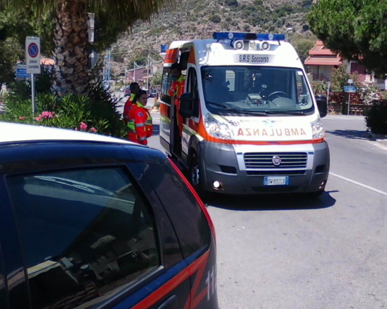 Carabinieri e ambulanze in viale Alghero a Bosa