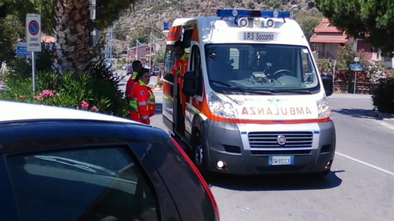 Carabinieri e ambulanze in viale Alghero a Bosa