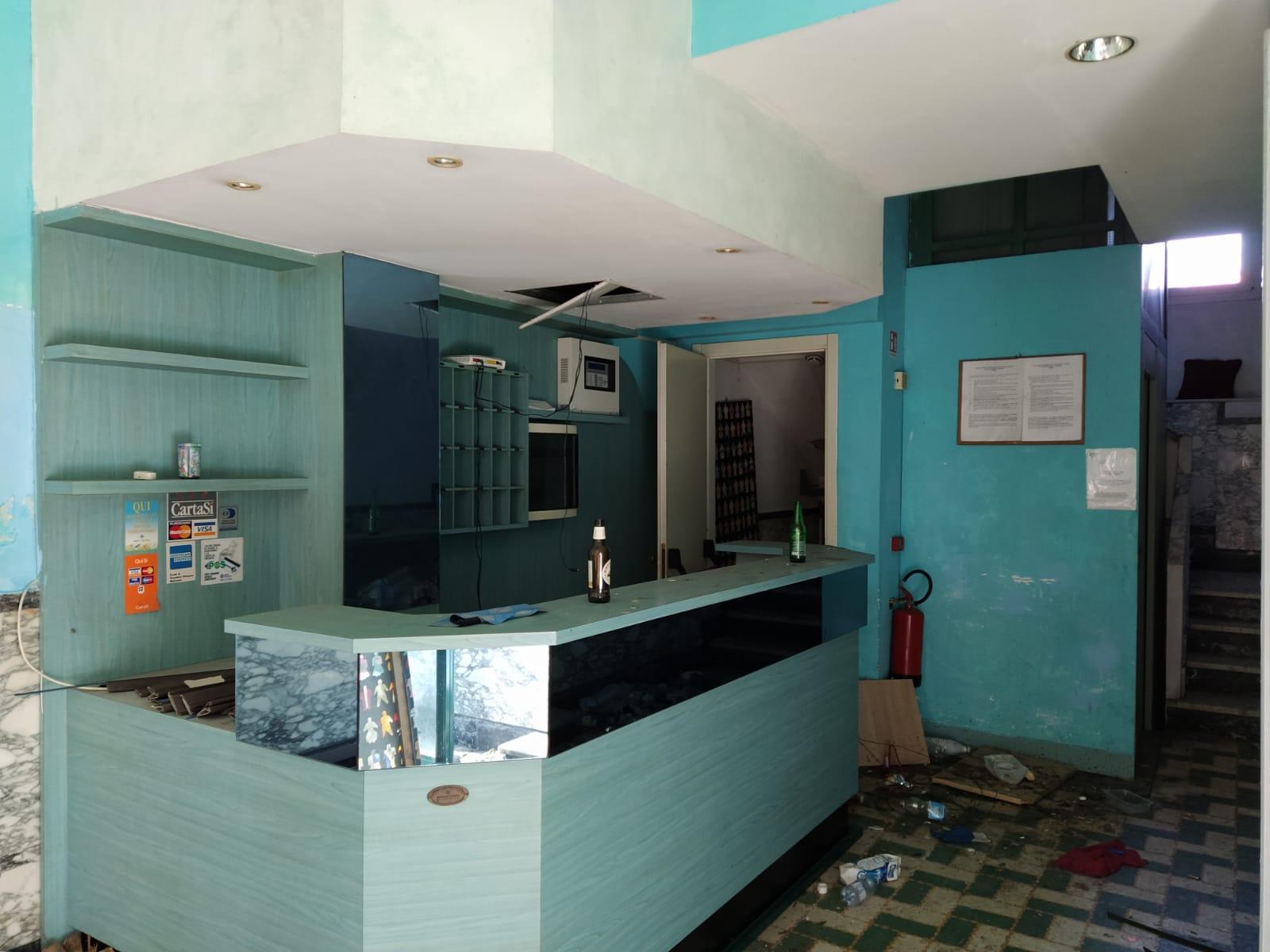 La reception dell’ex hotel trasformata in “bancone da bar”