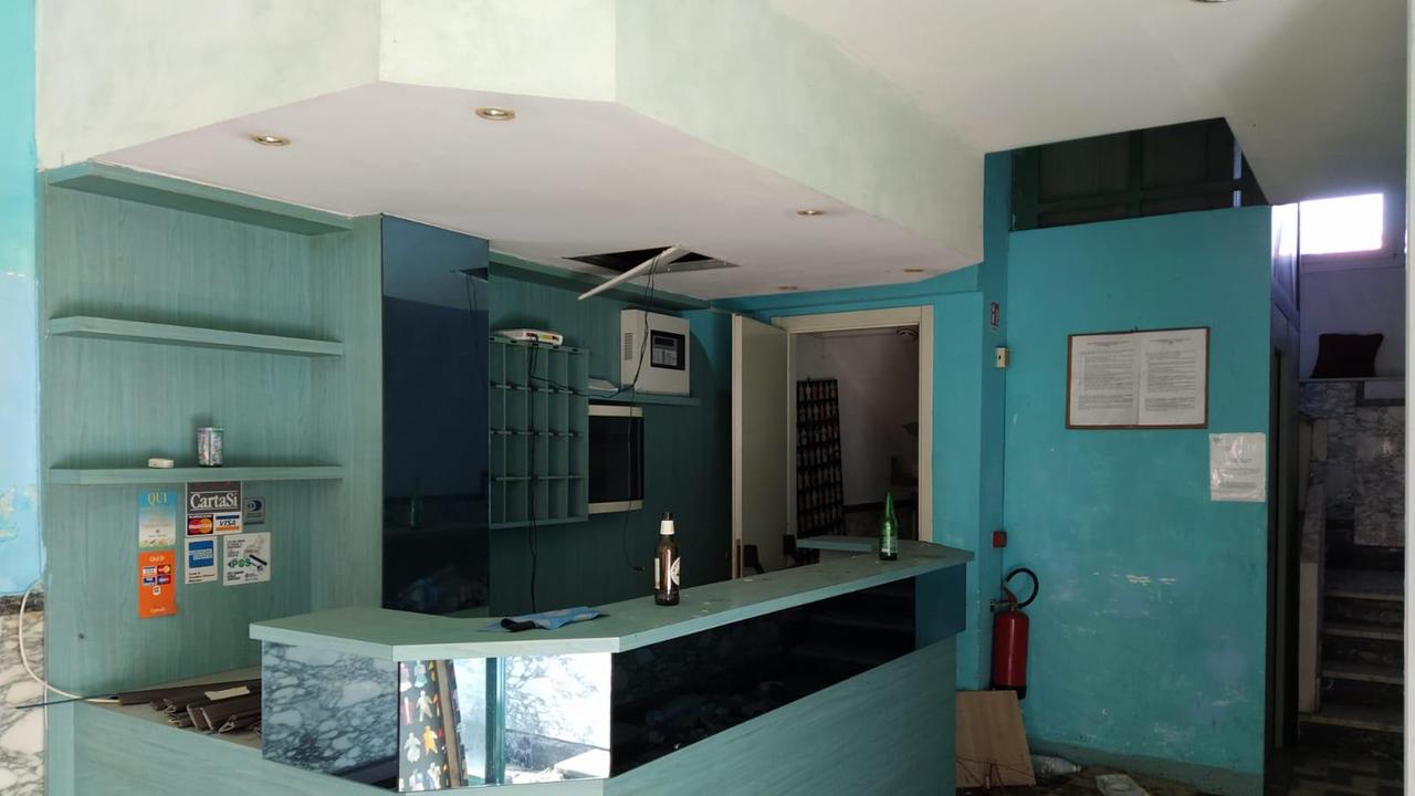 La reception dell’ex hotel trasformata in “bancone da bar”