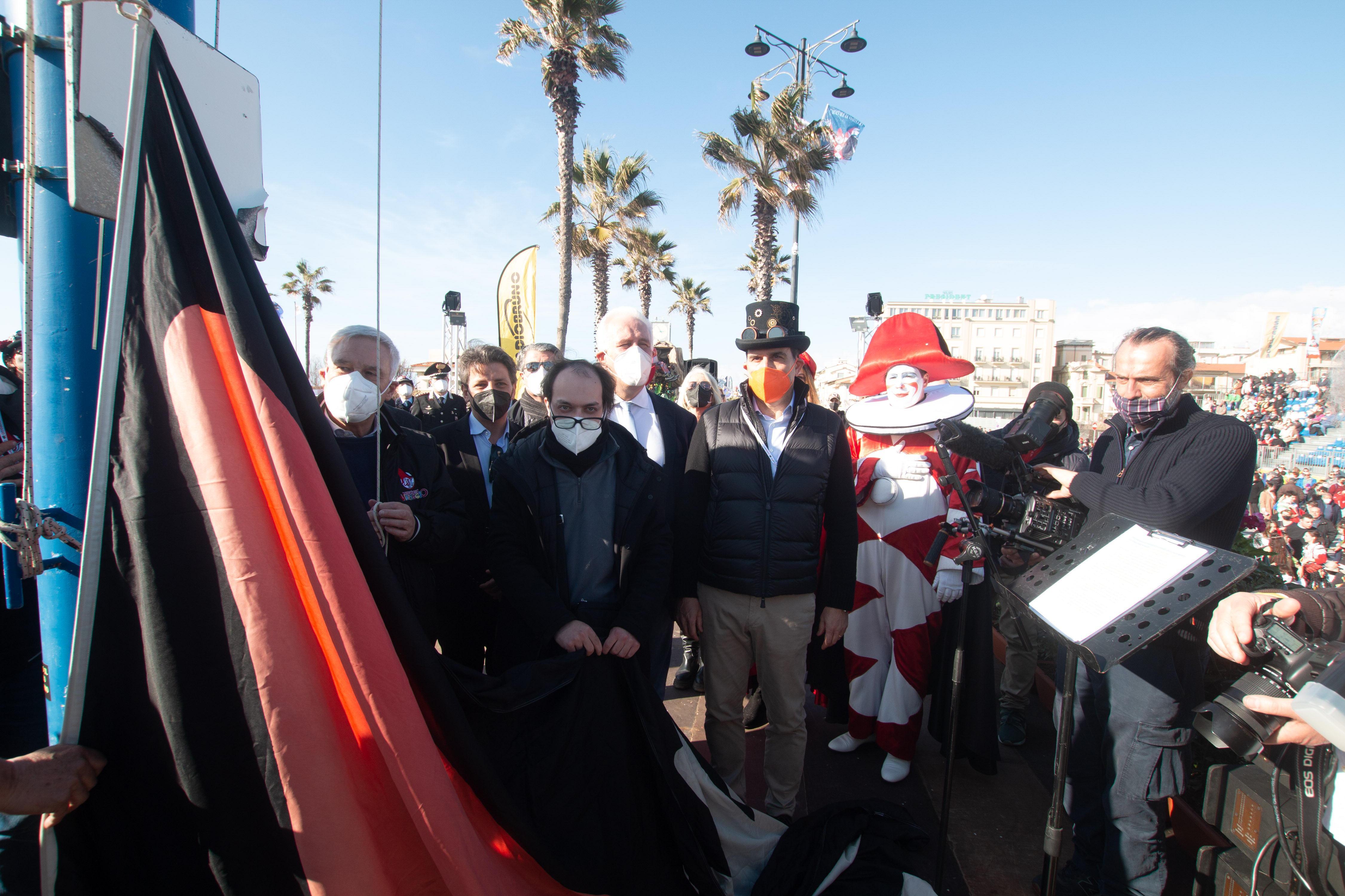 L'appello del sindaco di Viareggio: «Dal Carnevale un segnale forte contro la guerra»