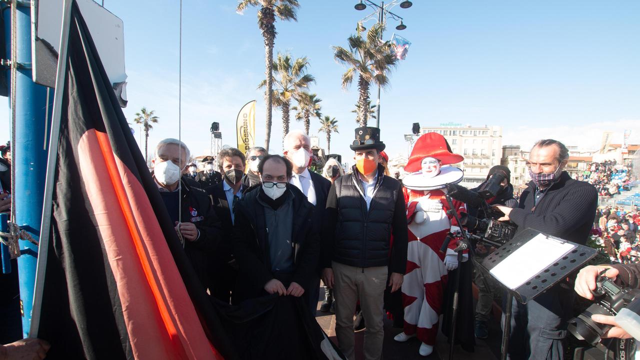 L'appello del sindaco di Viareggio: «Dal Carnevale un segnale forte contro la guerra»