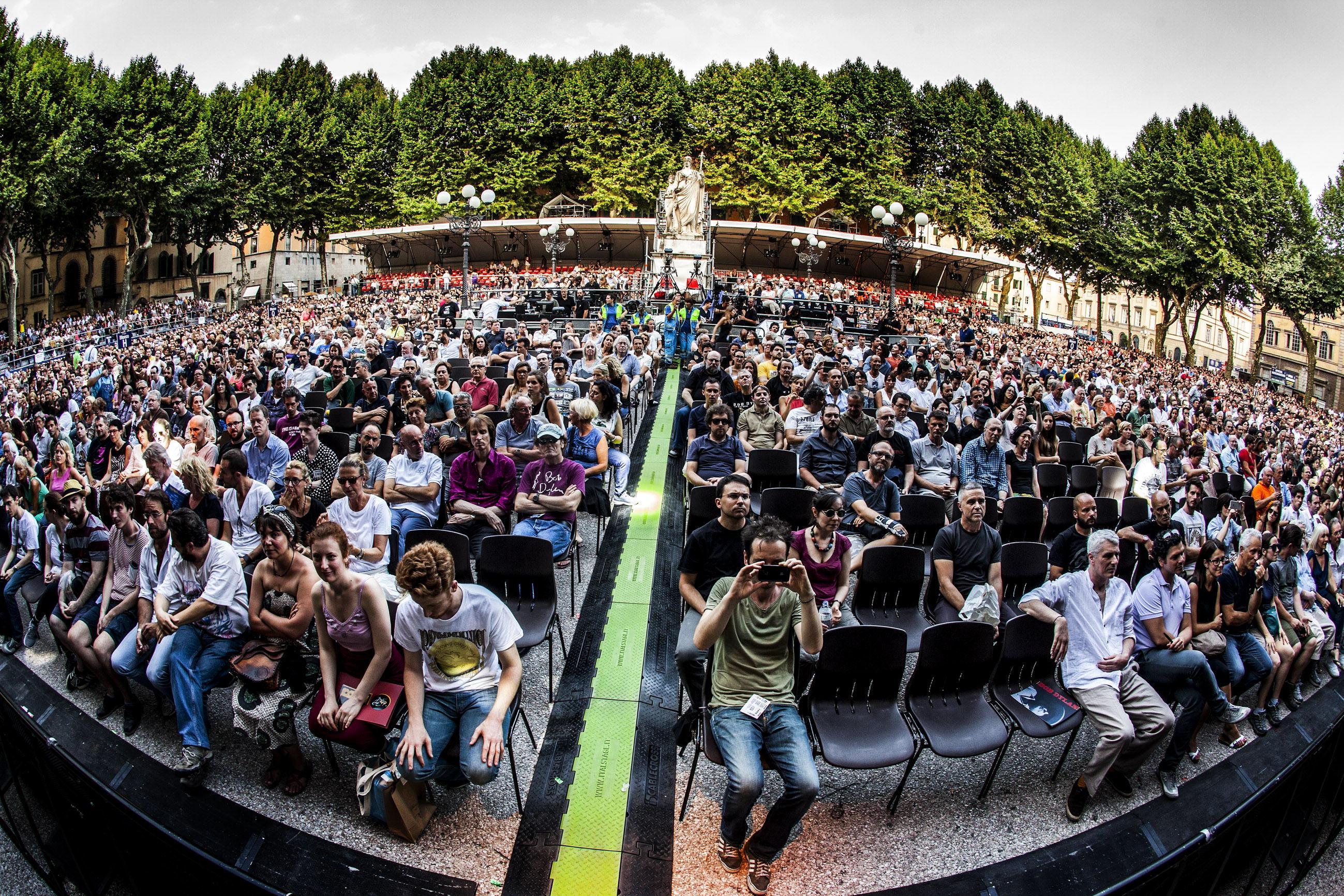 Il pubblico di un concerto del Summer Festival in piazza Napoleone