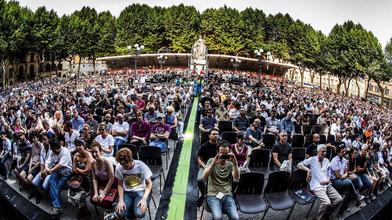 Il pubblico di un concerto del Summer Festival in piazza Napoleone