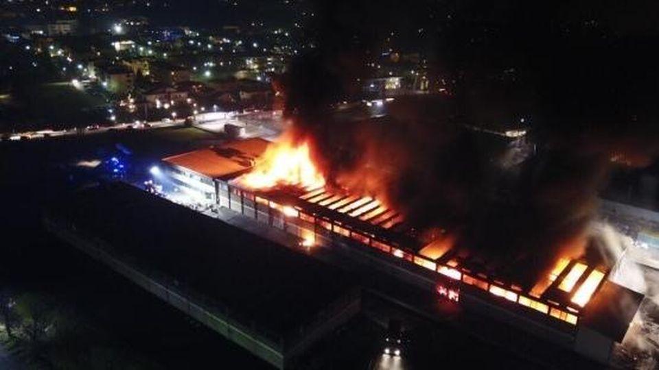 L’incendio della Rox ripreso con il drone da Graziano Del Carlo