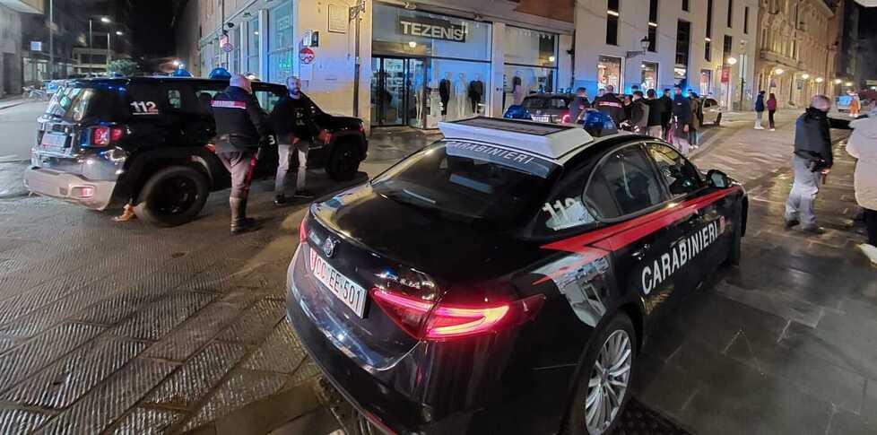 Le forze dell'ordine nel centro di Pisa: in corso Italia la spedizione punitiva. Uomini armati con mazze e bastoni hanno seminato il panico