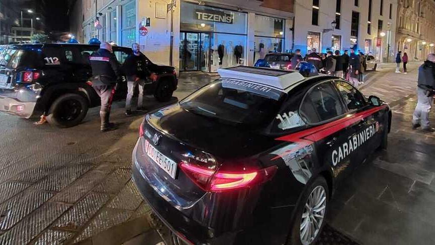 Le forze dell'ordine nel centro di Pisa: in corso Italia la spedizione punitiva. Uomini armati con mazze e bastoni hanno seminato il panico