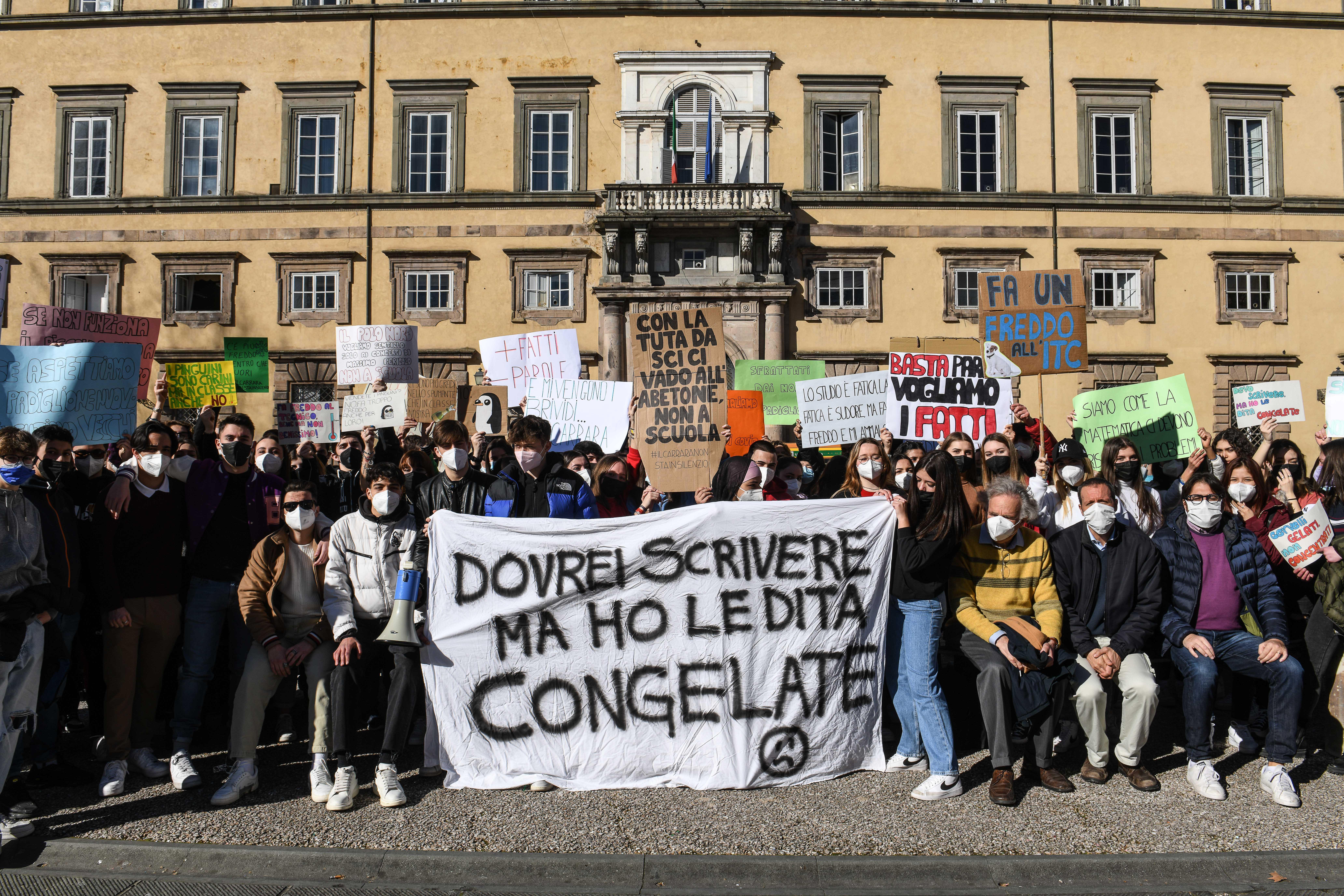 «Aule al gelo, ora basta»: la protesta del Carrara 