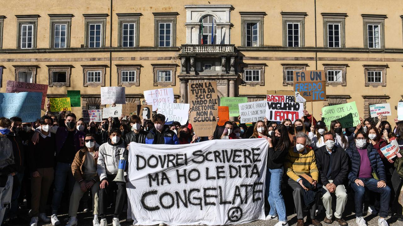 «Aule al gelo, ora basta»: la protesta del Carrara