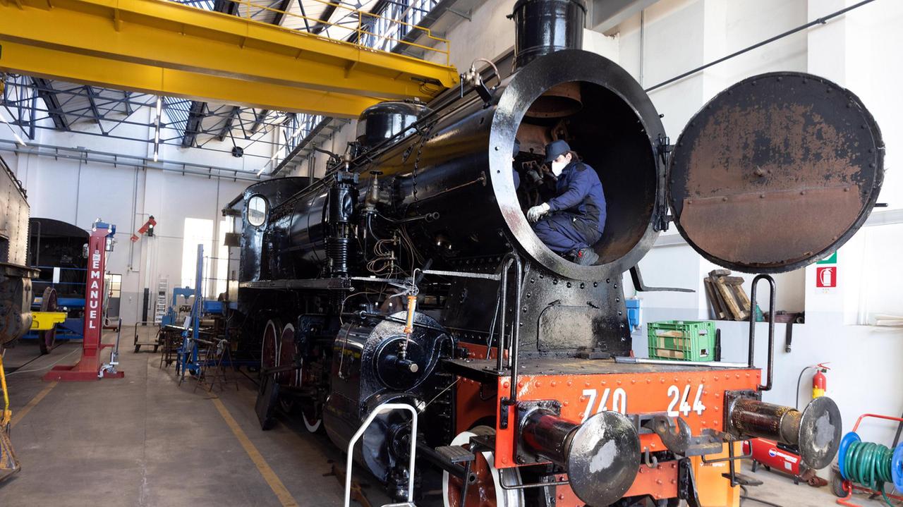 un operaio manutentore al lavoro su una locomotiva