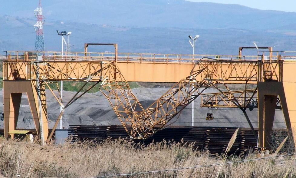 La gru 108 danneggiata a seguito dell’incidente accaduto nella notte del 22 febbraio per il forte vento
