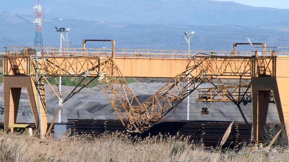 La gru 108 danneggiata a seguito dell’incidente accaduto nella notte del 22 febbraio per il forte vento