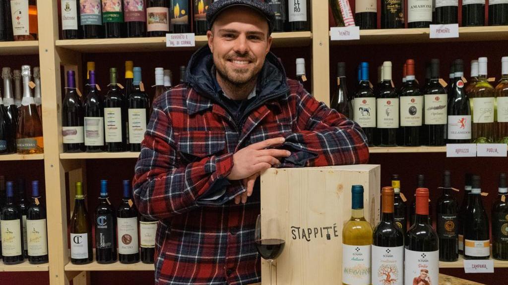 Edoardo Grandi all’interno della sua enoteca “Stappité”