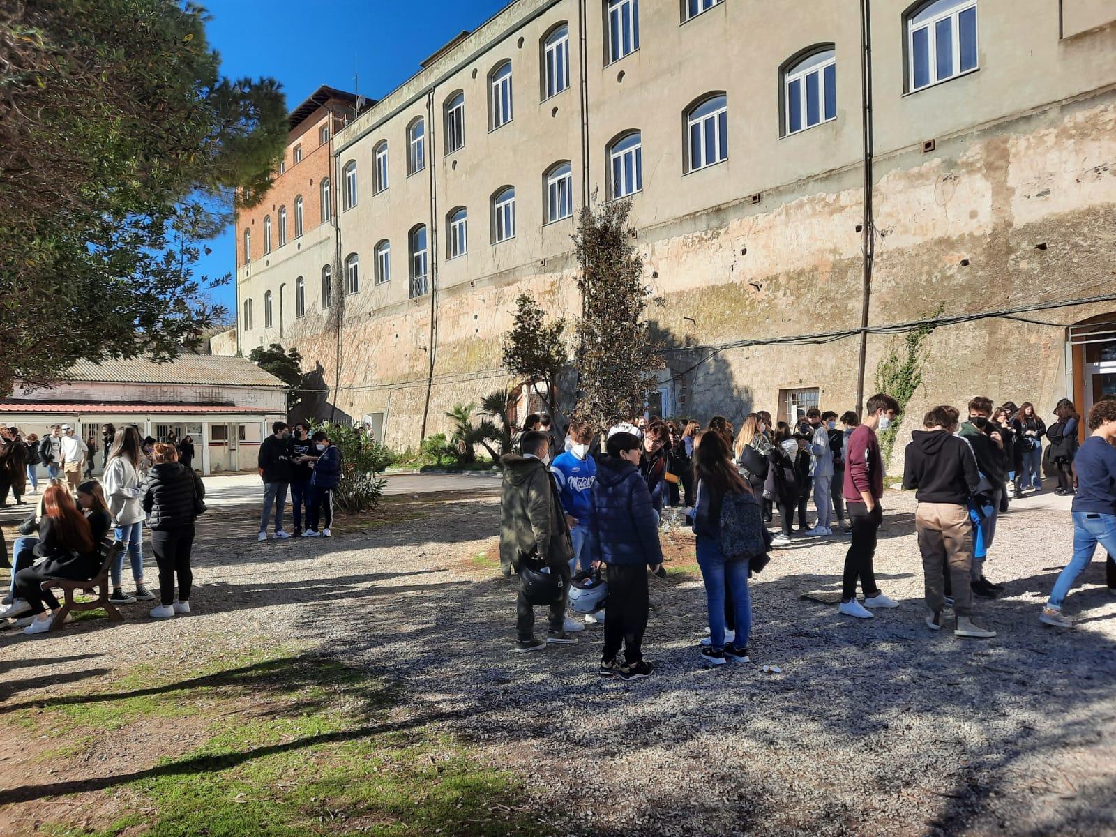 I ragazzi nel campetto del plesso del Grigolo