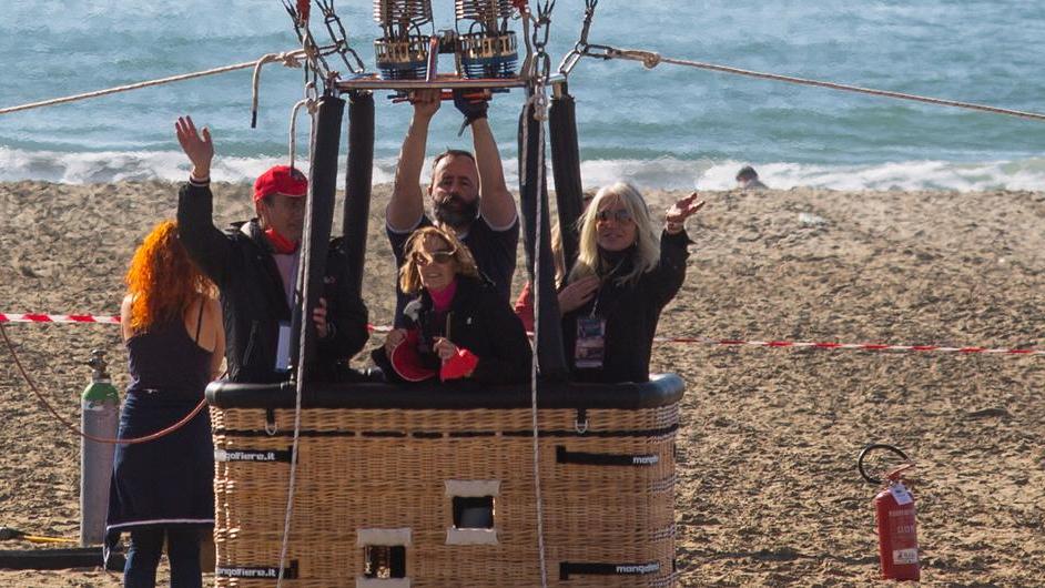 Carnevale di Viareggio, un secondo corso pirotecnico: carri in notturna e lo spettacolo dei fuochi