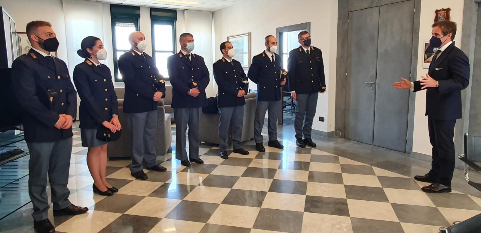 I nuovi poliziotti arrivati alla questura di Grosseto incontrano il questore Antonio Mannoni (primo da destra)
