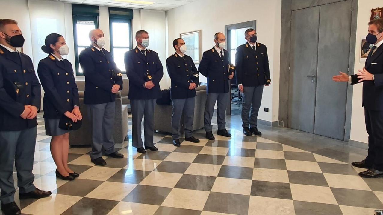 I nuovi poliziotti arrivati alla questura di Grosseto incontrano il questore Antonio Mannoni (primo da destra)