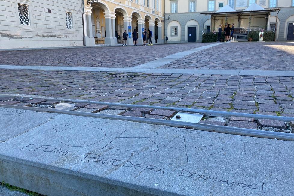 Studenti in pellegrinaggio a Montenero, c’è anche chi imbratta scalinata e cappella votiva 
