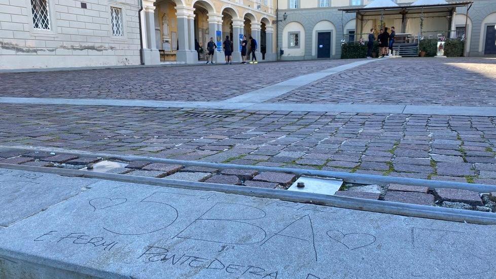 Studenti in pellegrinaggio a Montenero, c’è anche chi imbratta scalinata e cappella votiva