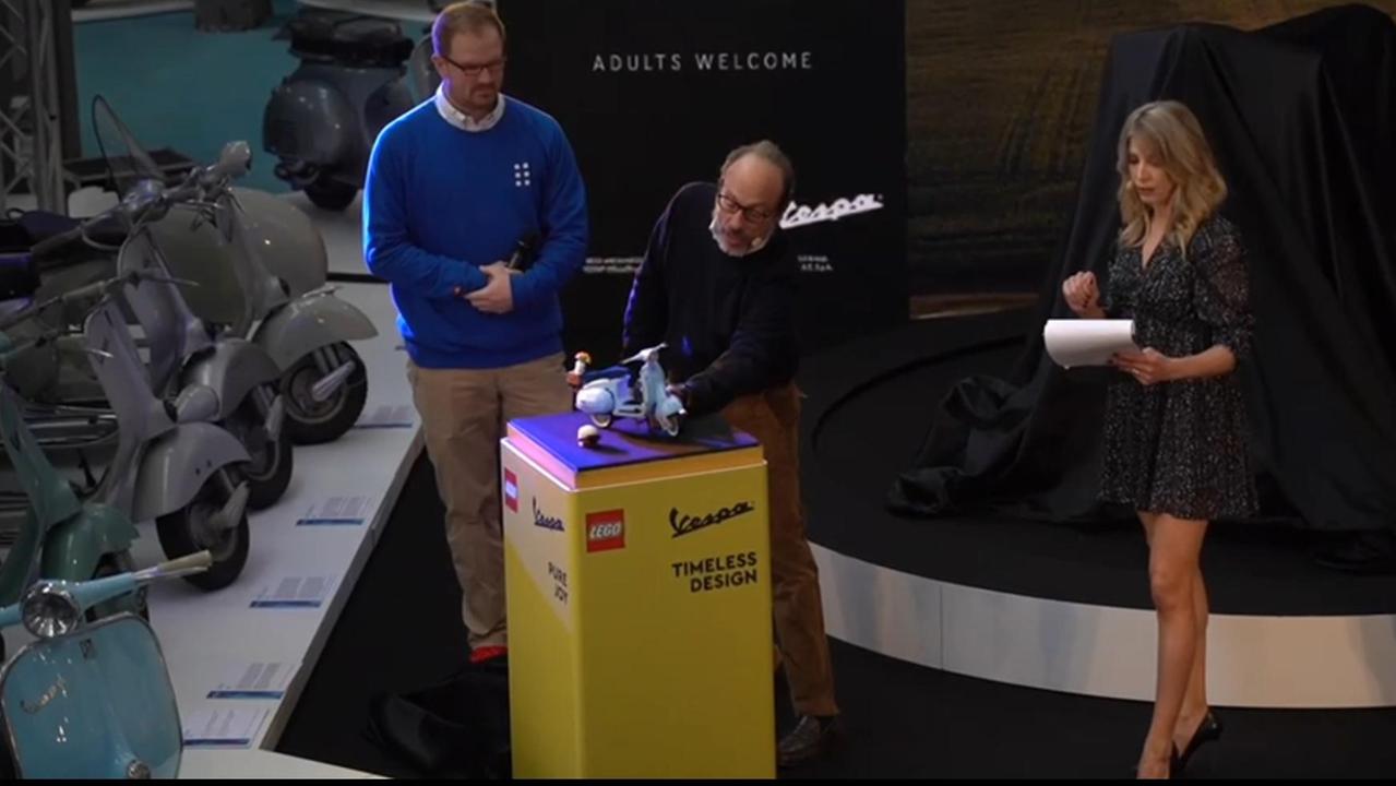 Un momento della presentazione del modellino Lego della Vespa al Museo Piaggio (Foto di Franco Silvi)
