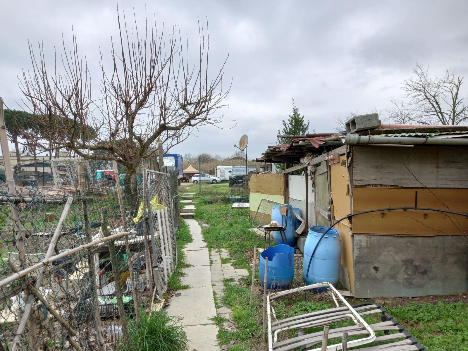 Il campo nomadi di via Manzoni a Iolo