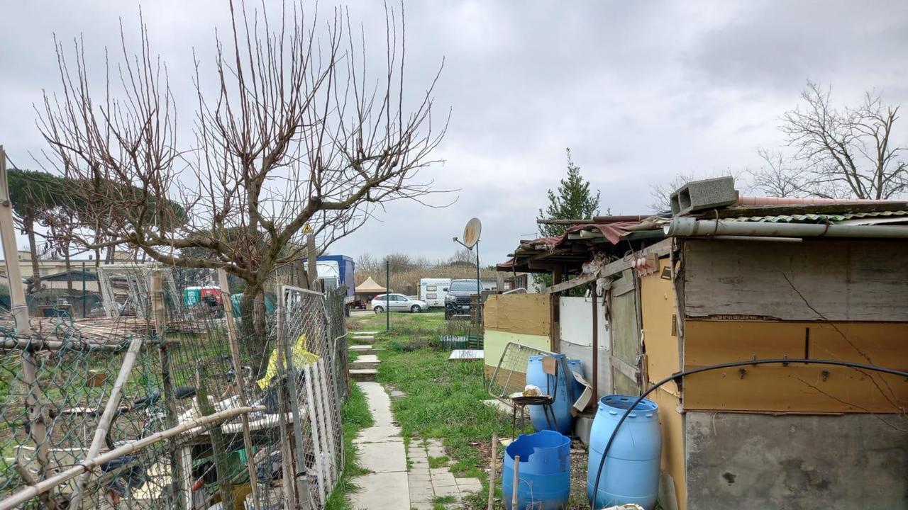 Il campo nomadi di via Manzoni a Iolo