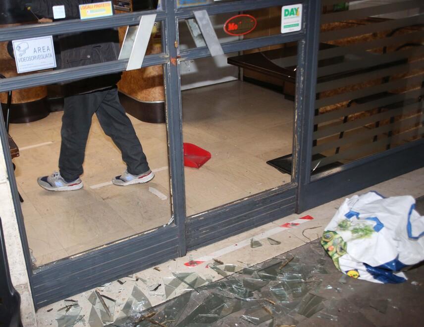 Reggio Emilia, nell'agguato in viale Umberto I il 20enne ferito è stato anche rapinato