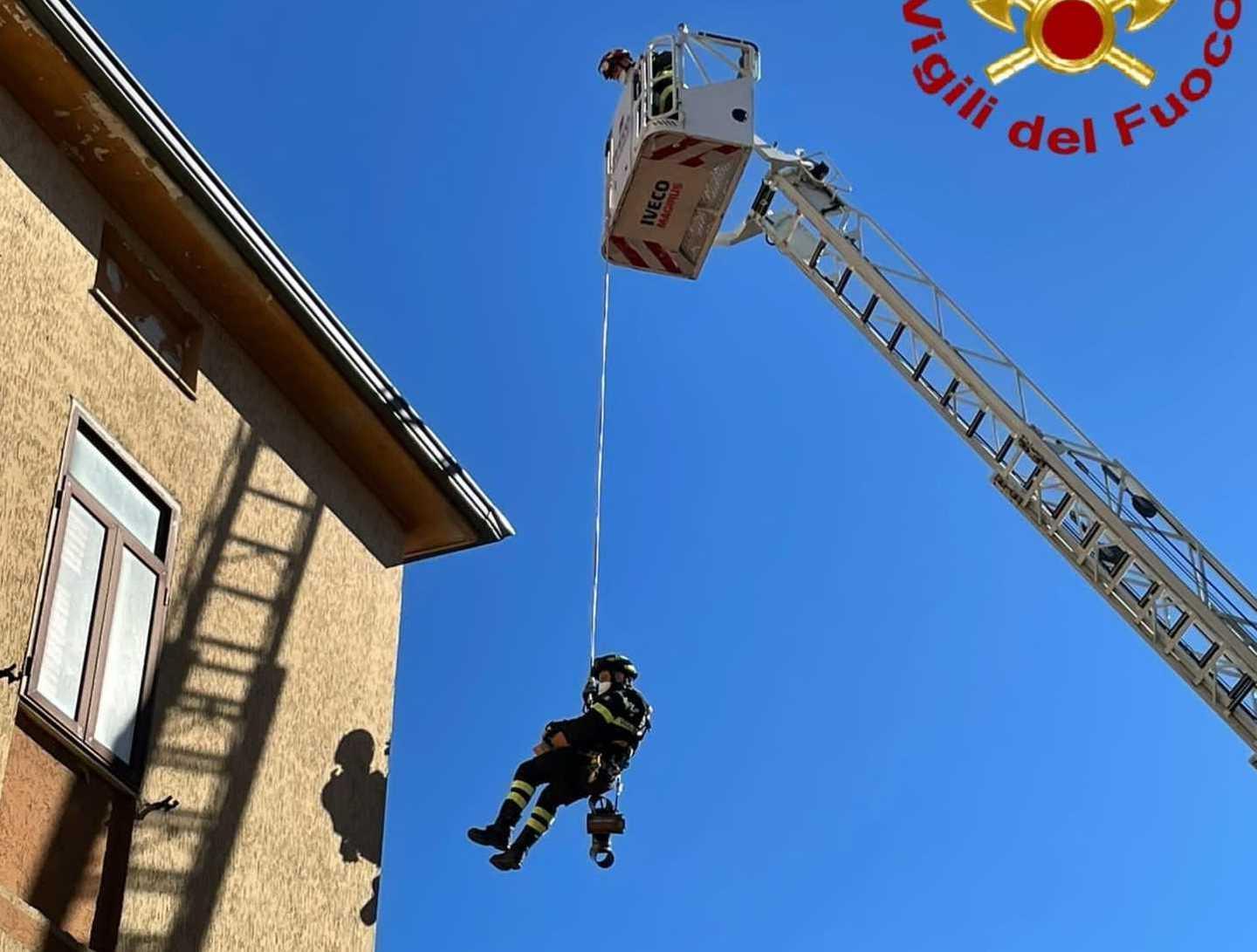 Tecniche speciali per rimuovere tegole e comignolo da una casa