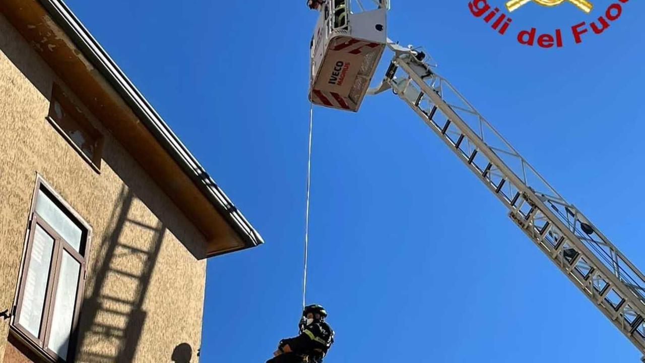Tecniche speciali per rimuovere tegole e comignolo da una casa