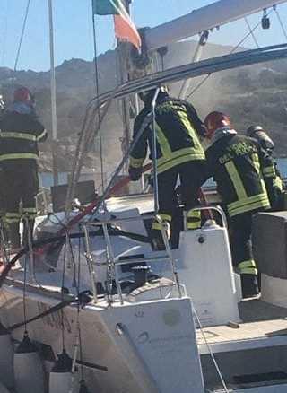 Rogo in barca, intervengono i vigili del fuoco