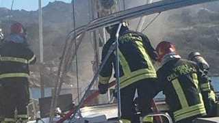 Rogo in barca, intervengono i vigili del fuoco