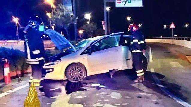 Schianto con l’auto sulla strada per l’aeroporto