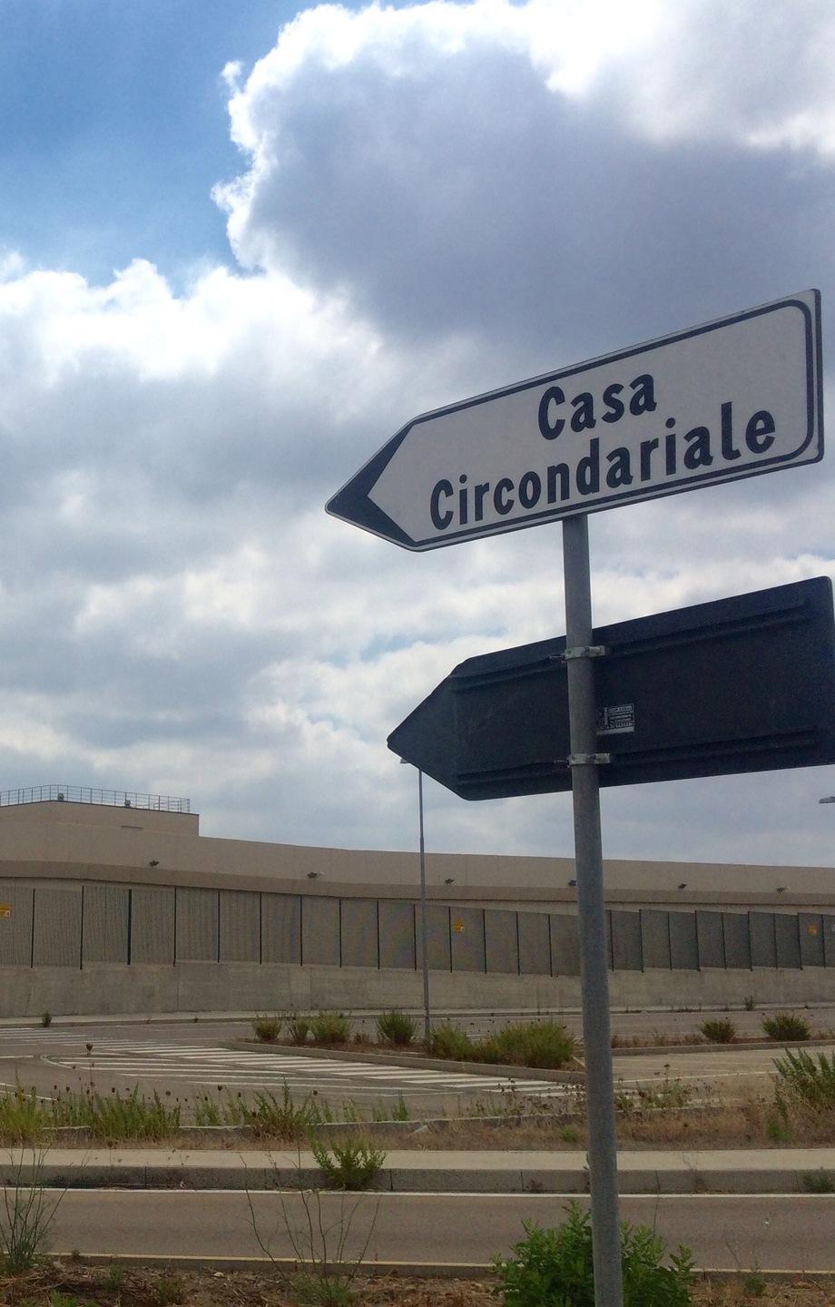 Dopo la follia in questura colpisce gli agenti in carcere