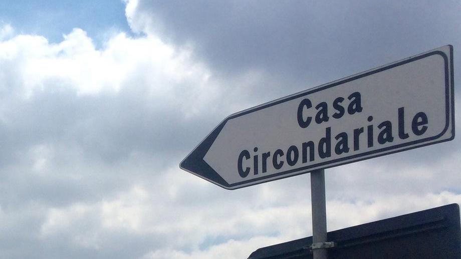 Dopo la follia in questura colpisce gli agenti in carcere