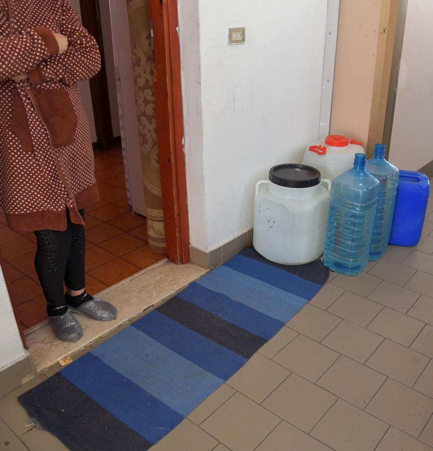 Via i primi rifiuti dal palazzo tugurio 