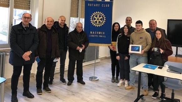 I tablet donati dal Rotary in aiuto degli studenti
