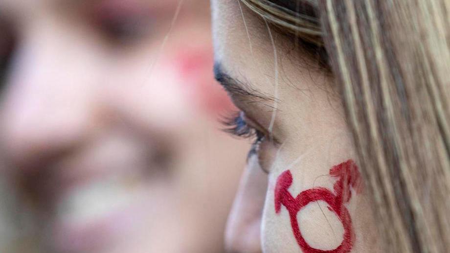 Niente scandalo per una pancia scoperta: la volgarità è altro