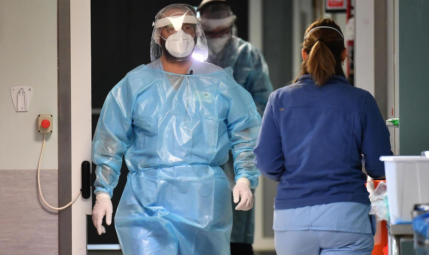 Isolamenti e casi in calo ma continuano i decessi 