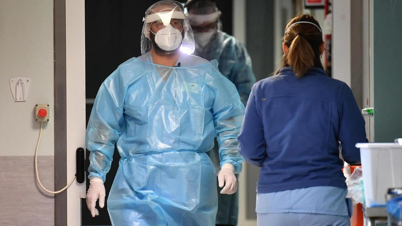 Isolamenti e casi in calo ma continuano i decessi