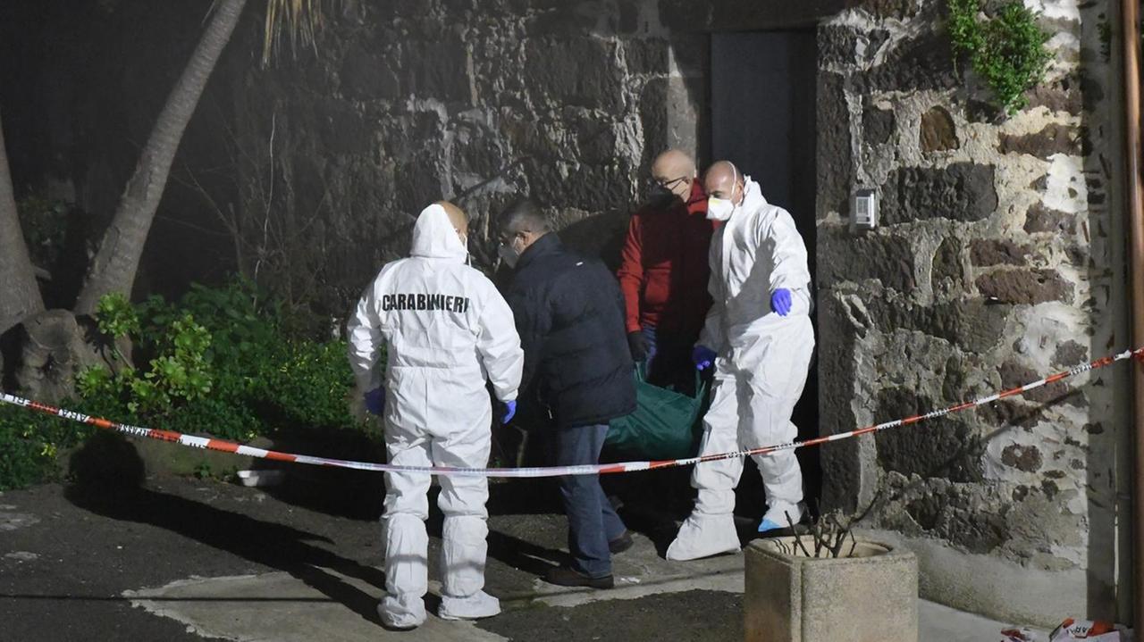 Lo hanno massacrato mentre dormiva nel letto