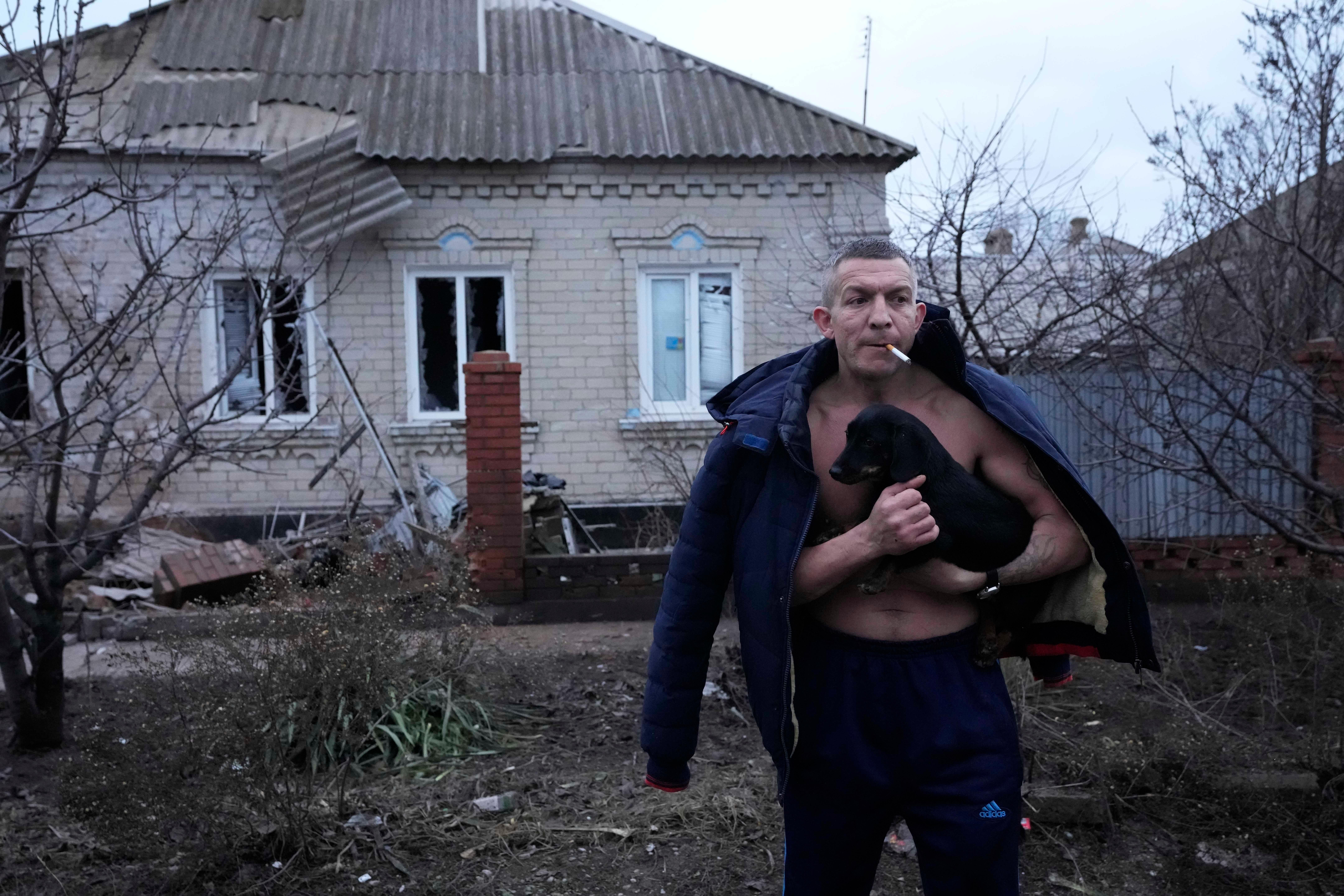 In Ucraina la gente scappa dalle case bombardate dai russi (Foto LaPresse)