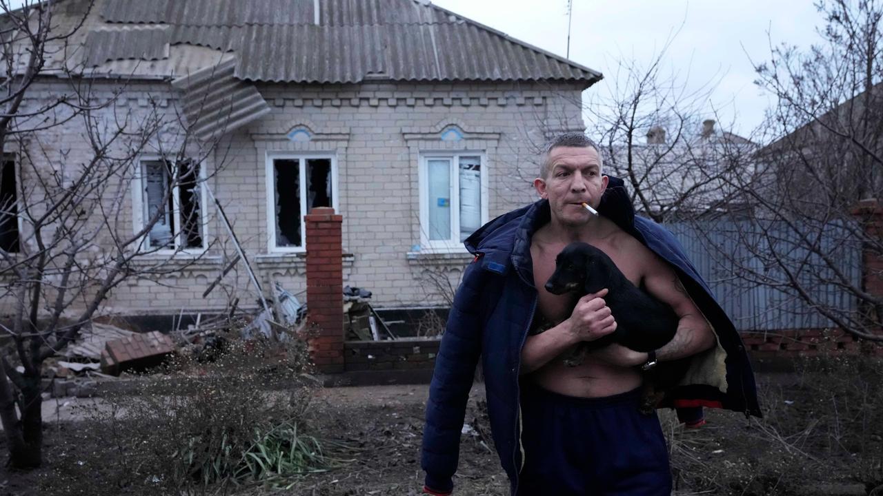 In Ucraina la gente scappa dalle case bombardate dai russi (Foto LaPresse)