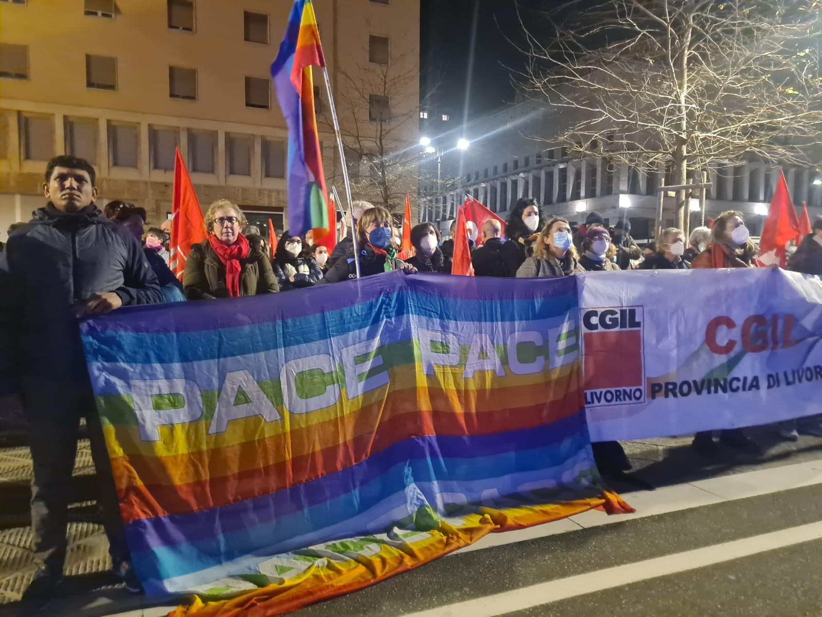 Un momento della manifestazione per la pace che si è svolta a Livorno nella serata di giovedì 24 febbraio