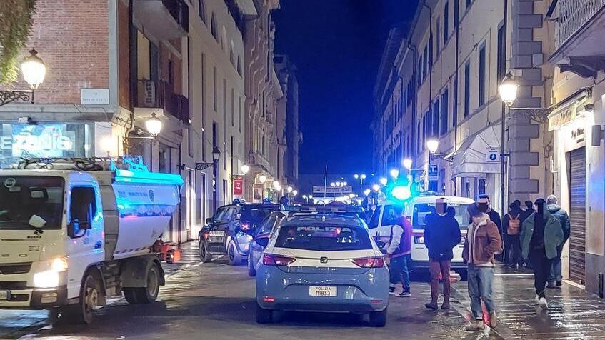 Le forze dell'ordine nel cuore di Pisa per fermare la spedizione punitiva