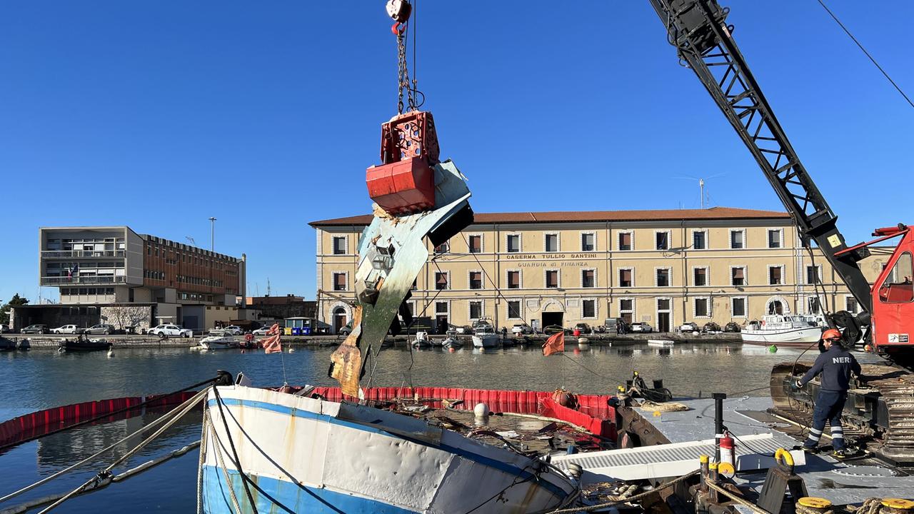 Le operazioni di rimozione del relitto del Ca’ Moro affondato nella Darsena Vecchia