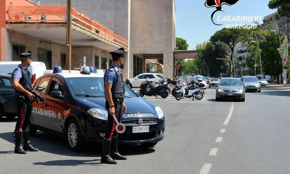 I carabinieri alla stazione di Viareggio