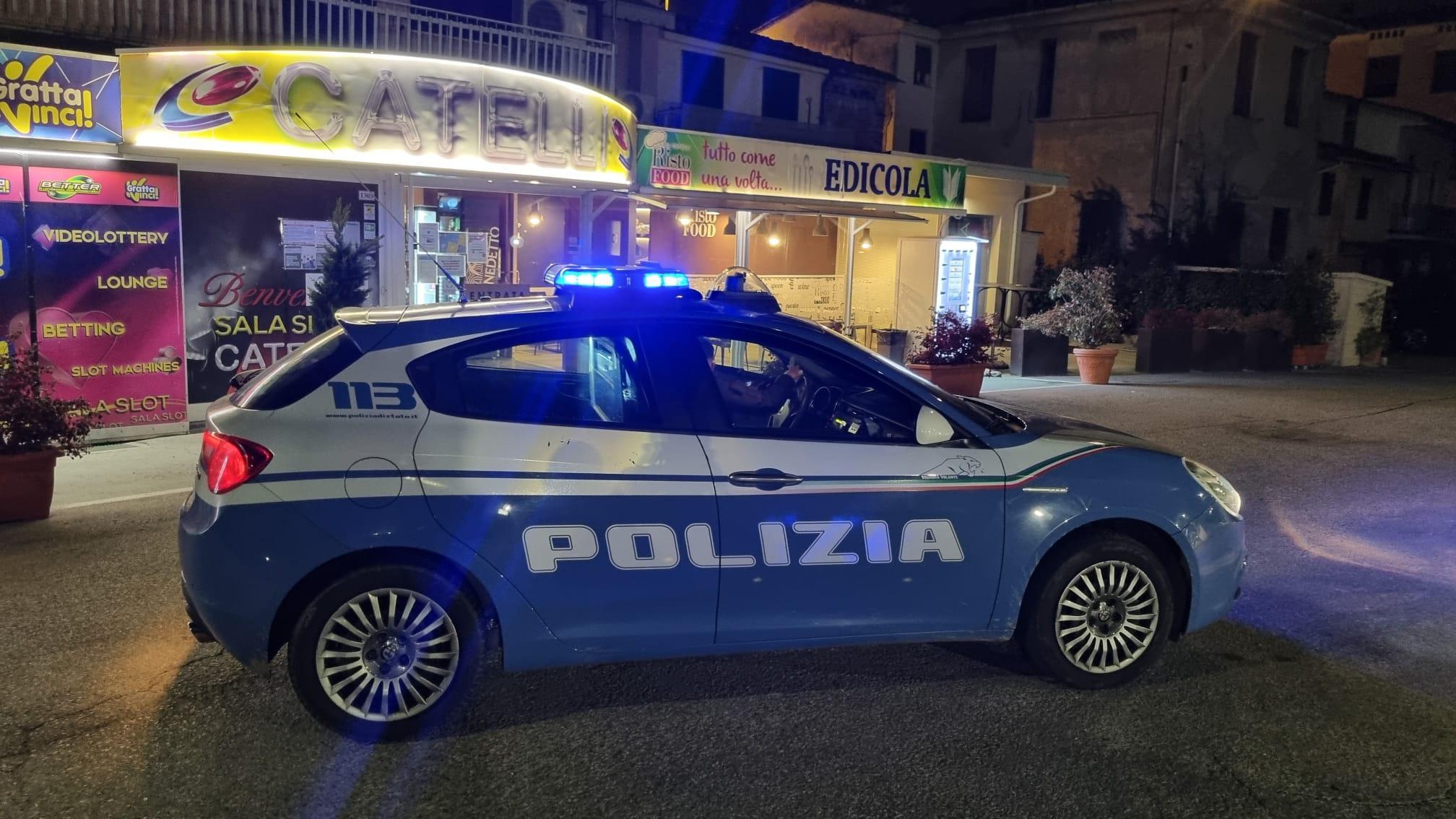 Lancia le sedie del bar ai poliziotti: arrestato