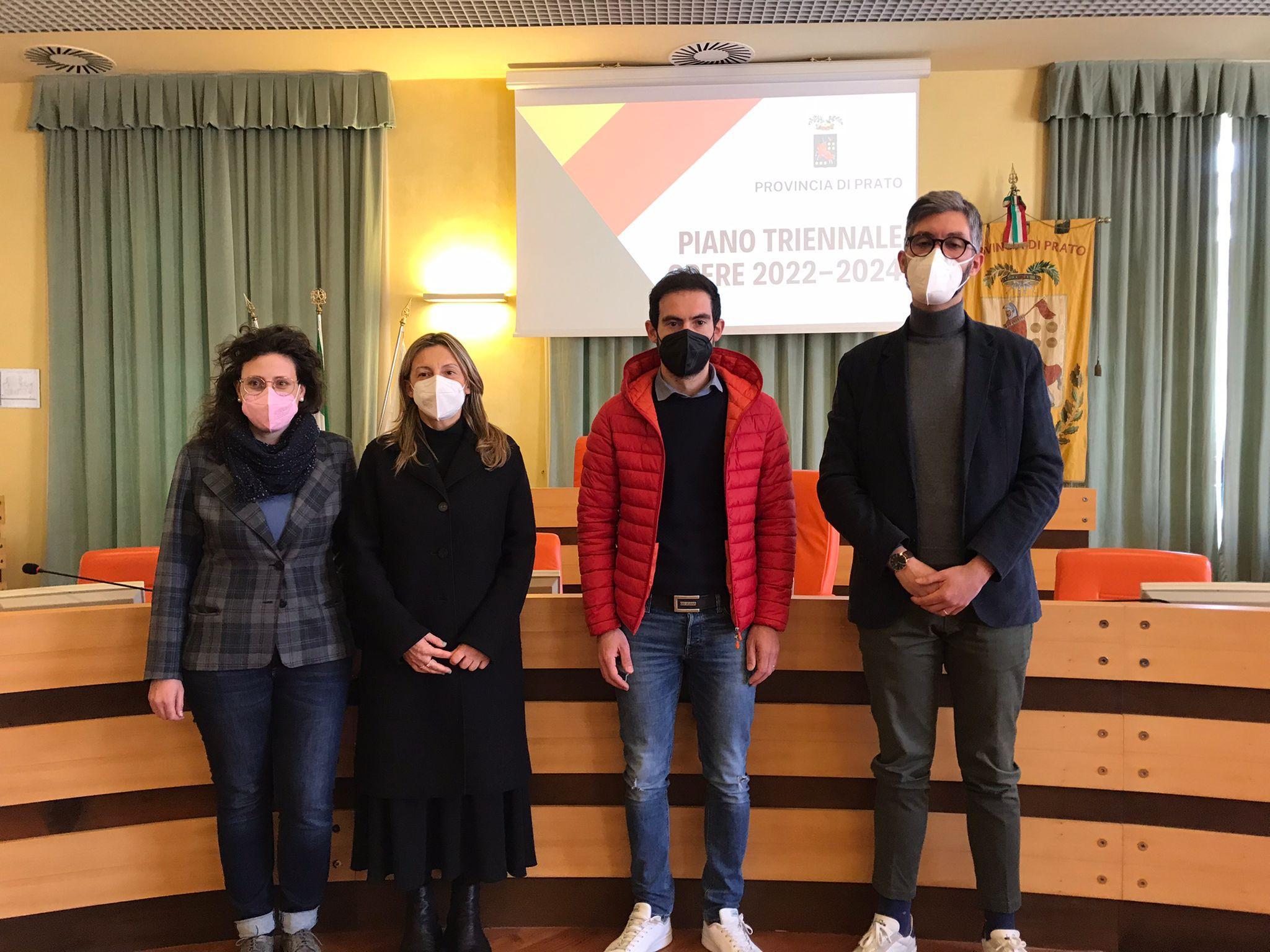 Il presidente Puggelli con gli ingegneri della Provincia